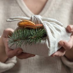 Cadeaus duurzaam inpakken: 15 creatieve alternatieven voor inpakpapier en cadeauversiering