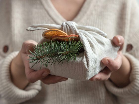 Cadeaus duurzaam inpakken: 15 creatieve alternatieven voor inpakpapier en cadeauversiering