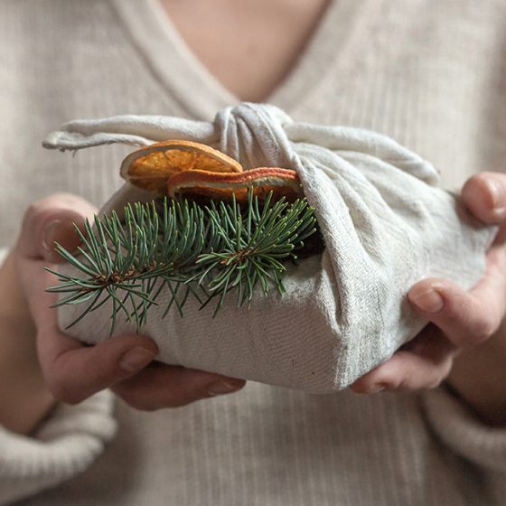 Cadeaus duurzaam inpakken: 15 creatieve alternatieven voor inpakpapier en cadeauversiering