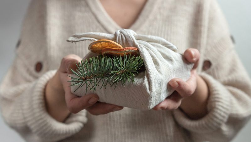 Cadeaus duurzaam inpakken: 15 creatieve alternatieven voor inpakpapier en cadeauversiering