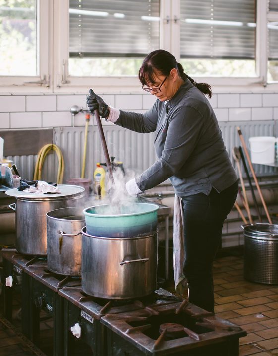 Zo worden knopen gemaakt: welkom in de knopenfabriek van Rosenfeld: Oppervlaktebehandling