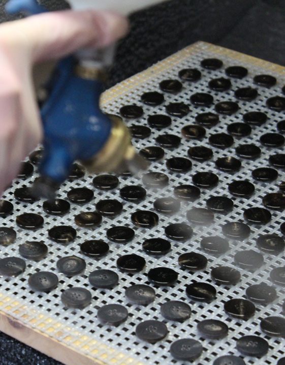 Zo worden knopen gemaakt: welkom in de knopenfabriek van Rosenfeld: Oppervlaktebehandling