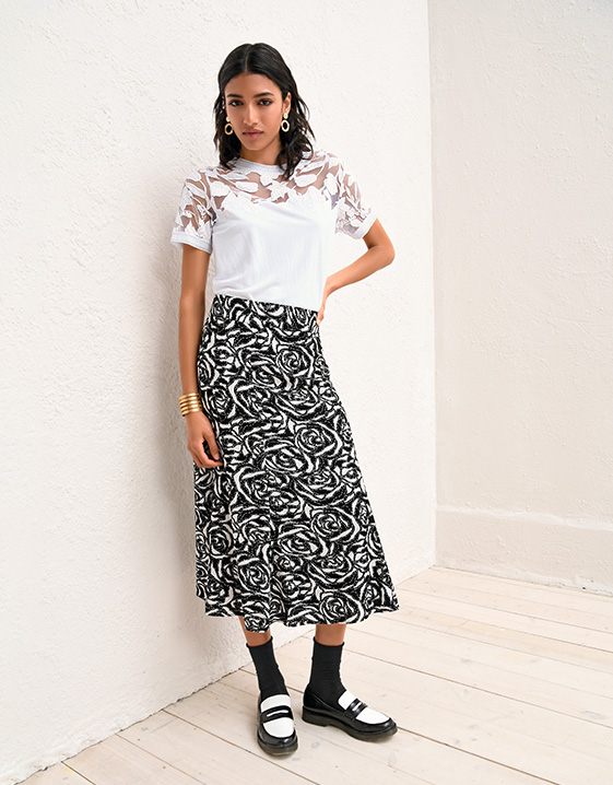zwart en wit combineren: Motieven-mix-outfit