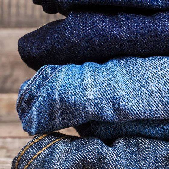 Eén blauwe jeans, drie outfits: de veelzijdige klassieker