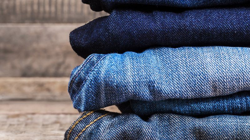 Eén blauwe jeans, drie outfits: de veelzijdige klassieker
