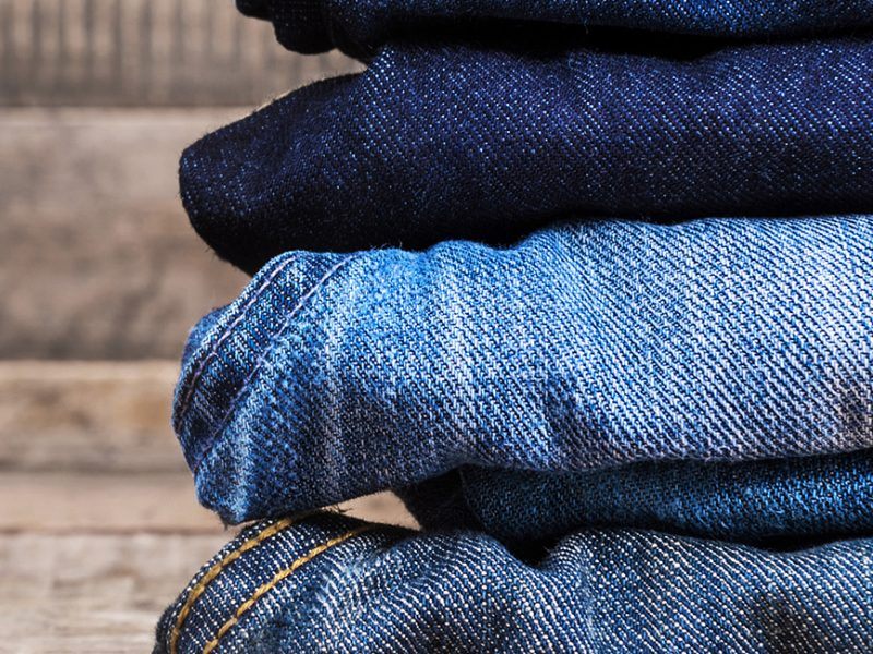Eén blauwe jeans, drie outfits: de veelzijdige klassieker
