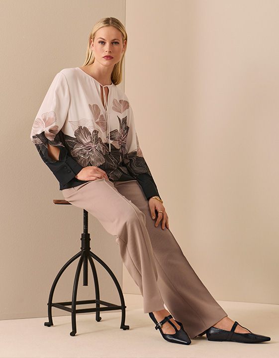 Blouse van MARC CAIN, bestelnr. 123432,
broek van MARC CAIN, bestelnr. 123436.